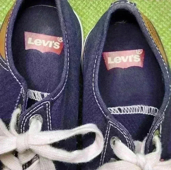Men's Levi's Strauss navy blue canvas,lace-up, casual  tennisshoe size 9.5 nice - Picture 14 of 16
